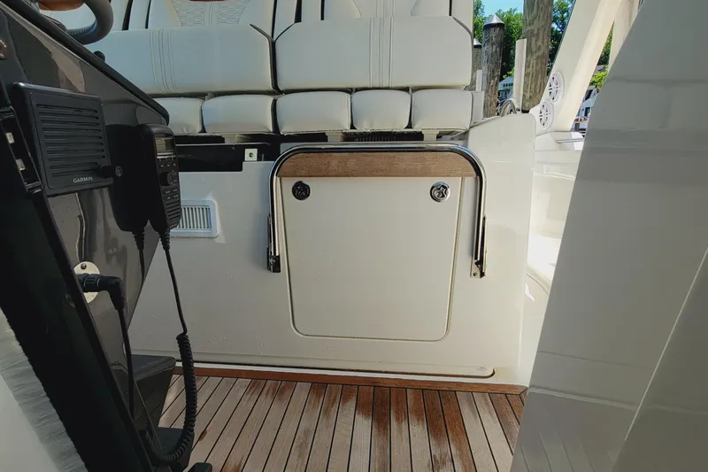 Slide: The Image of Tiara 38 LS 2021 - 64