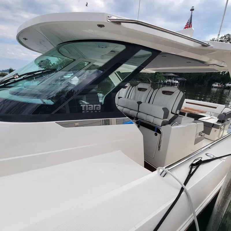 Slide: The Image of Tiara 38 LS 2021 - 89