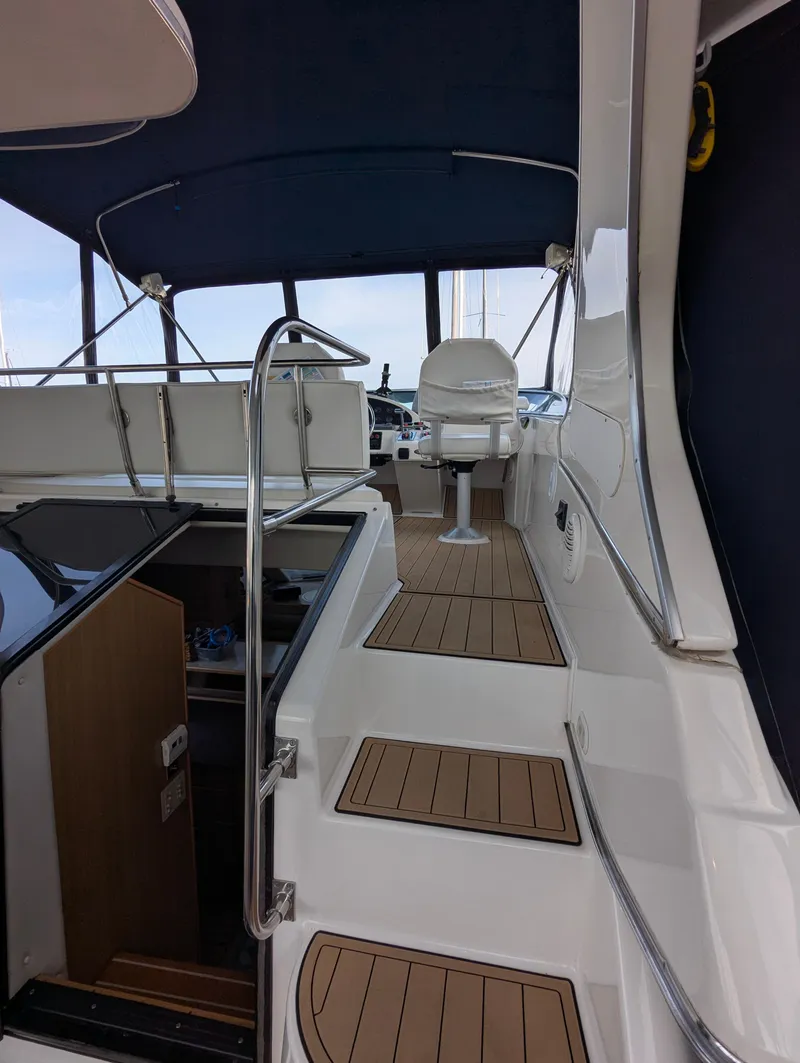 Slide: The Image of 2002 Bayliner 4087 Aft Cabin Motoryacht with teak deck and helm chair. - 29