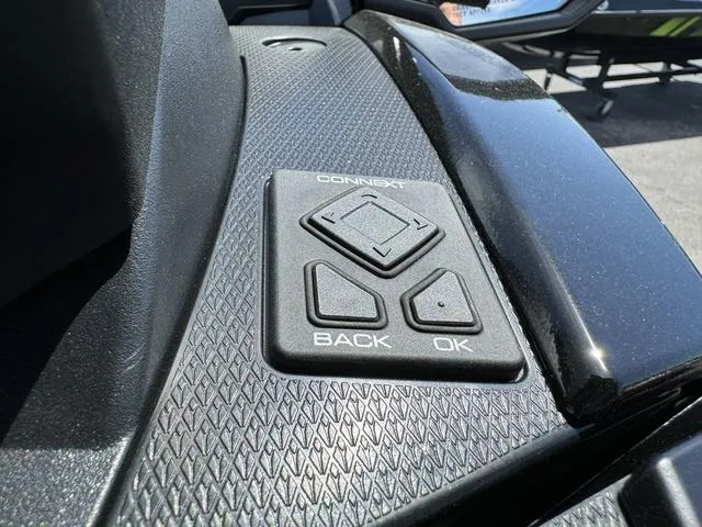 Slide: The Image of Yamaha VX® Deluxe with Audio 2024 - 13