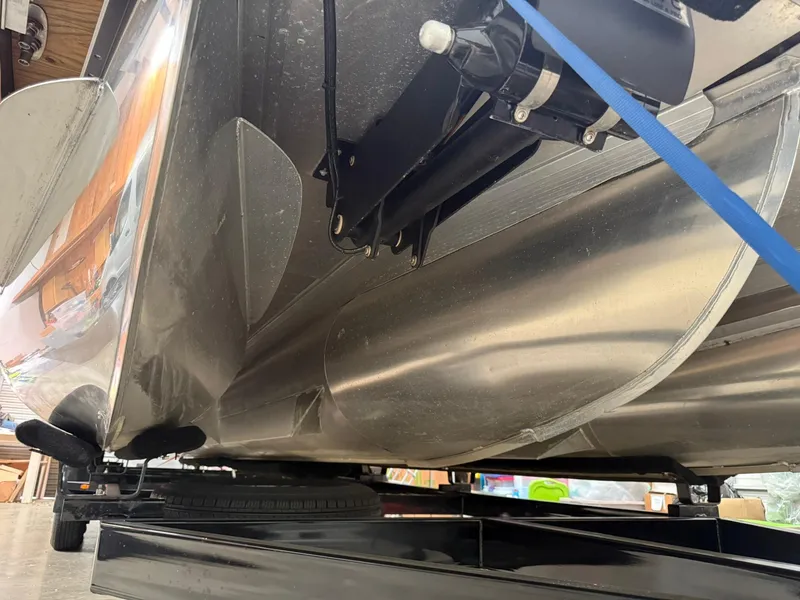 Slide: The Image of 2019 Bennington 25 QX Sport pontoon boat underside on trailer. - 27