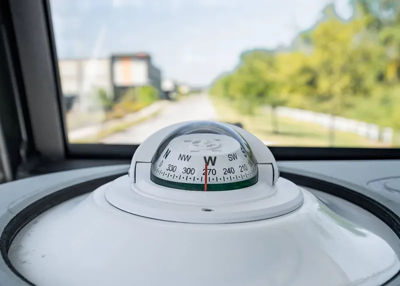 Slide: The Image of Compass on 2025 Sea Hunt Gamefish 25 boat, showing westward direction. - 23