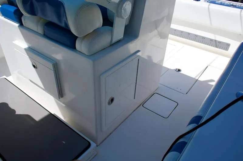 Slide: The Image of Contender 32 MH3 - Deck Equipment - 11