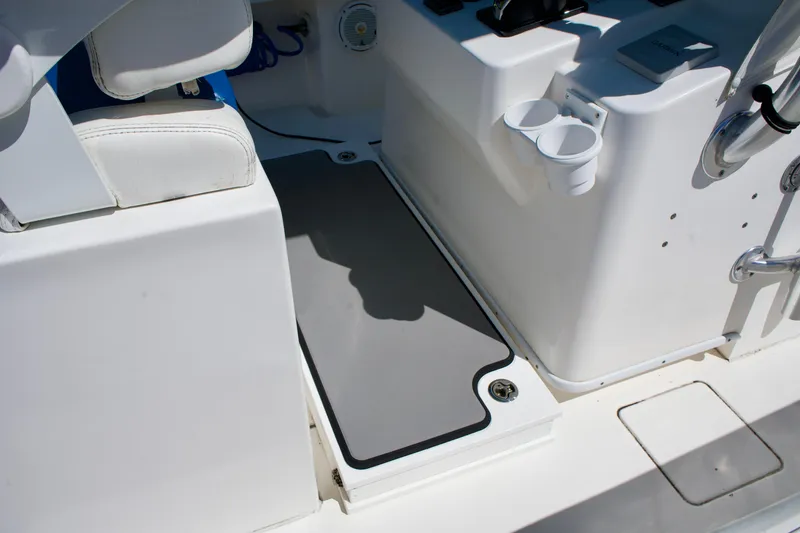 Slide: The Image of Contender 32 MH3 - Deck Equipment - 12