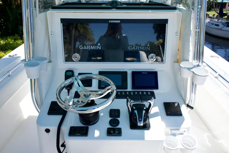 Slide: The Image of Contender 32 MH3 - Helm Electronics - 14