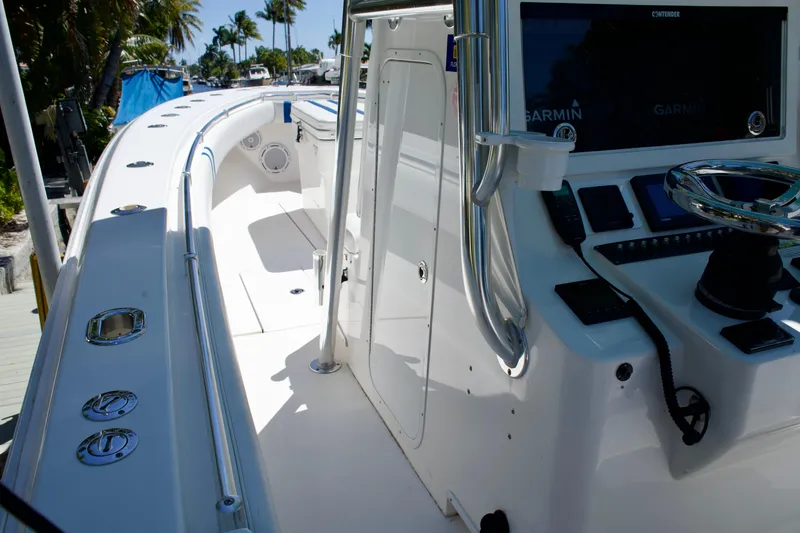 Slide: The Image of Contender 32 MH3 - Deck Equipment - 16