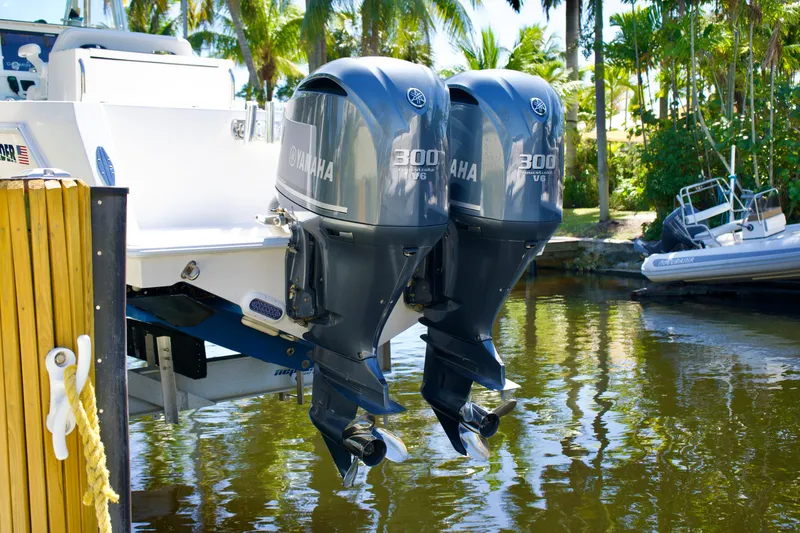 Slide: The Image of Contender 32 MH3 - Engines - 2