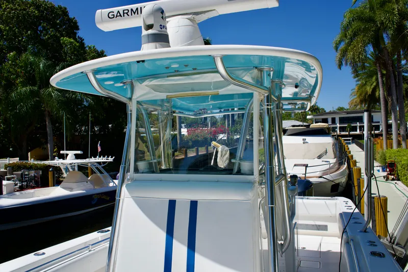 Slide: The Image of Contender 32 MH3 - Helm - 21