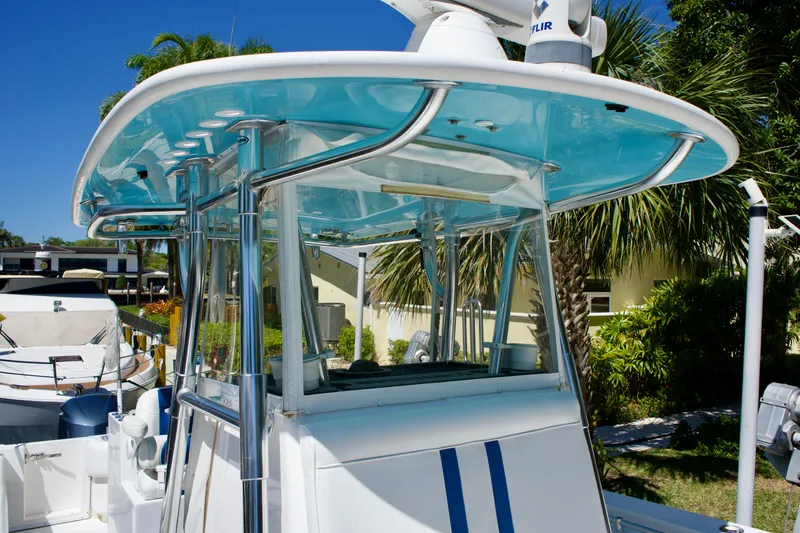 Slide: The Image of Contender 32 MH3 - Helm - 22