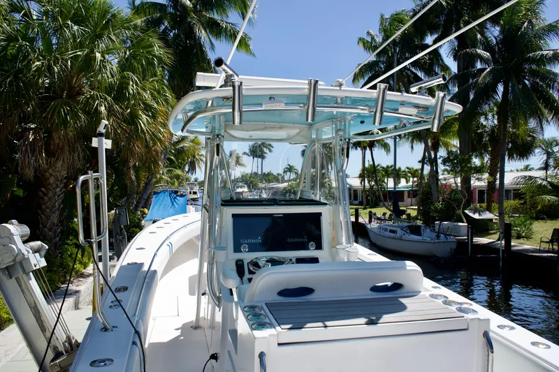 Slide: The Image of Contender 32 MH3 - Helm - 26