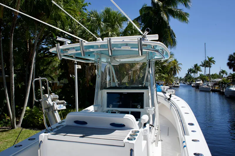 Slide: The Image of Contender 32 MH3 - Helm - 27