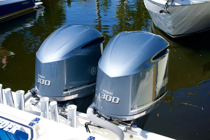 Slide: The Image of Contender 32 MH3 - Engines - 4