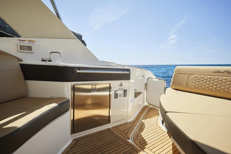 Slide: The Image of Sea Ray 320 Sundancer 2025 - 14