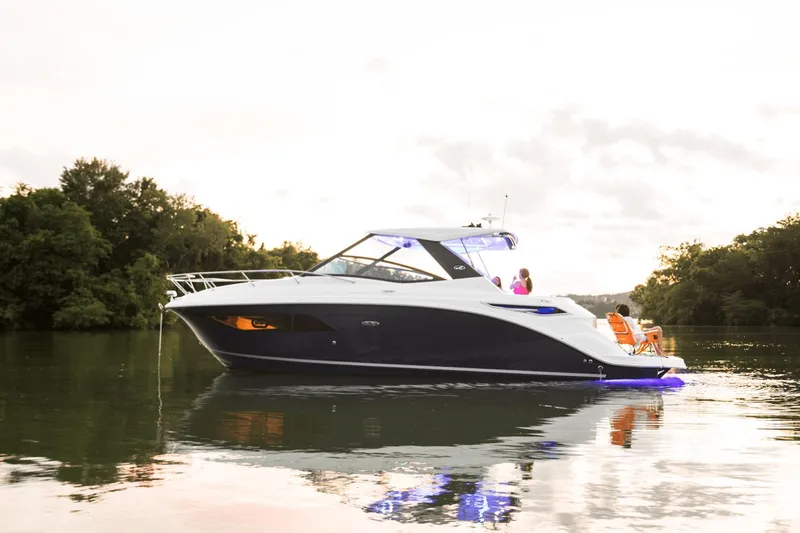Slide: The Image of Sea Ray 320 Sundancer 2025 - 2