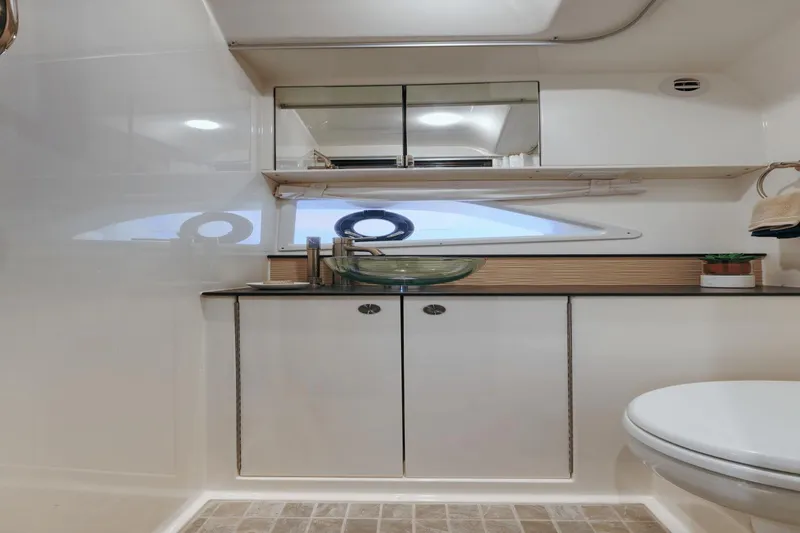 Slide: The Image of Sea Ray 320 Sundancer 2025 - 32