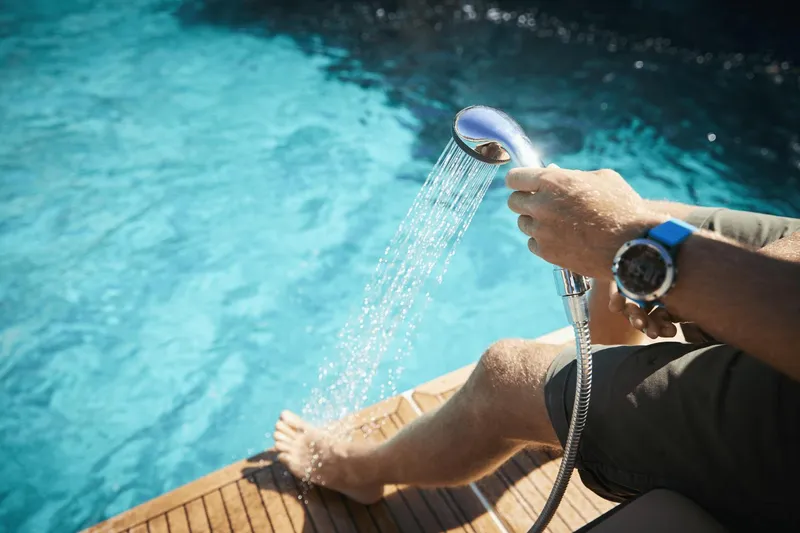 Slide: The Image of Sea Ray 320 Sundancer 2025 - 42