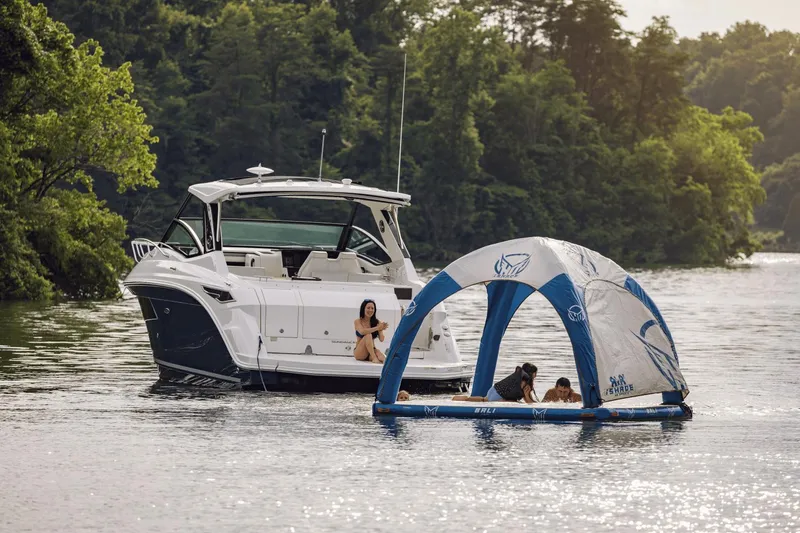 Slide: The Image of Sea Ray 320 Sundancer 2025 - 47