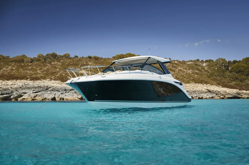 Slide: The Image of Sea Ray 320 Sundancer 2025 - 60