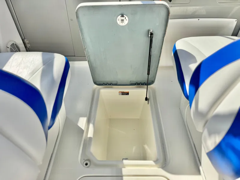 Slide: The Image of 2007 Bayliner 192 Cuddy Discovery boat interior storage compartment between seats. - 28