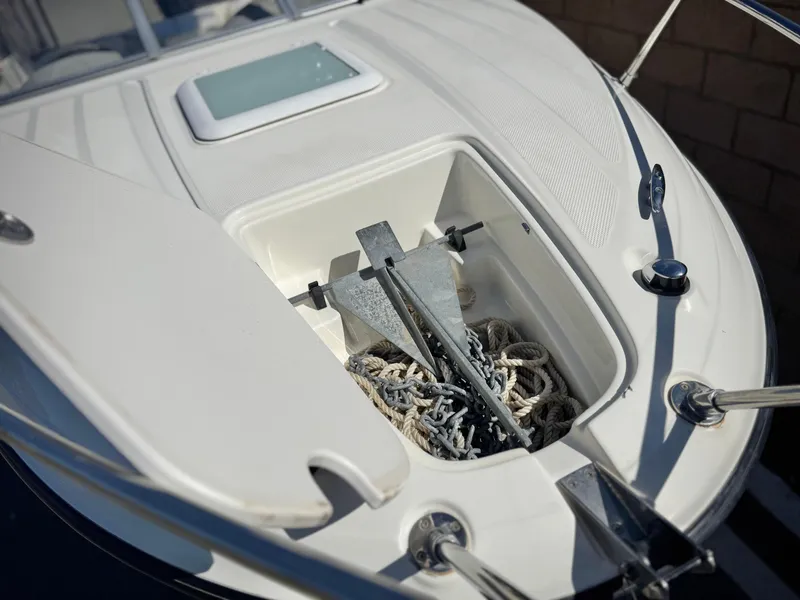 Slide: The Image of Bayliner 192 Cuddy Discovery 2007 anchor compartment with rope and anchor. - 9