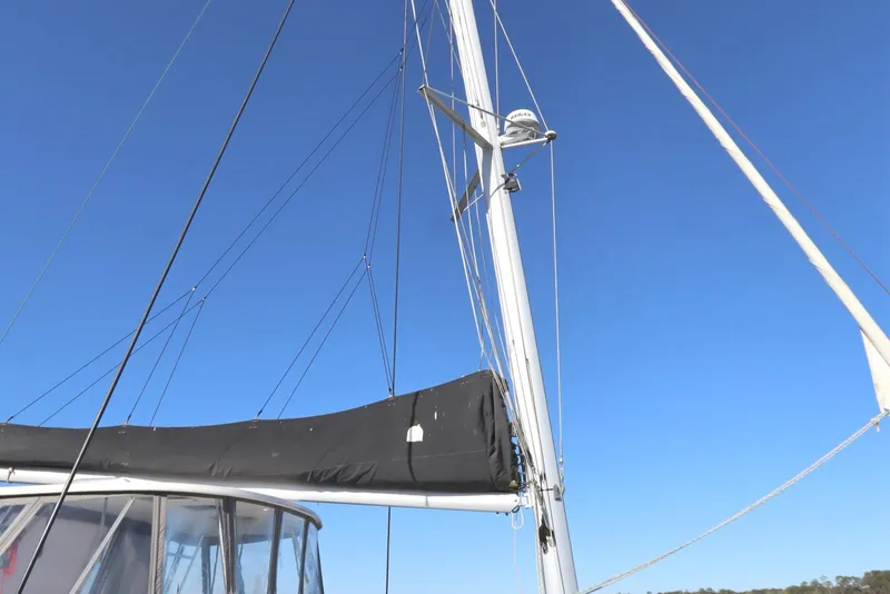 Slide: The Image of Mast and rigging of 2017 Lagoon 450 F catamaran against clear blue sky. - 9