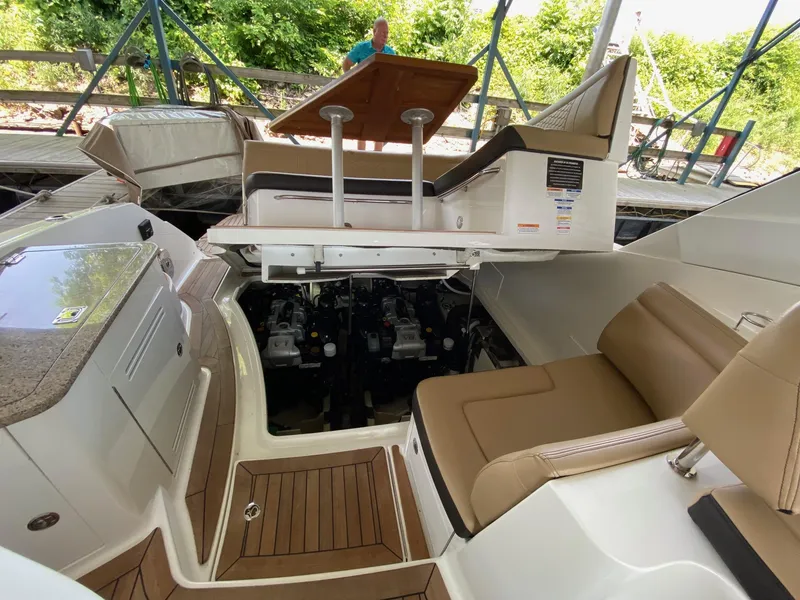 Slide: The Image of Sea Ray Sundancer 350 2018 - 52
