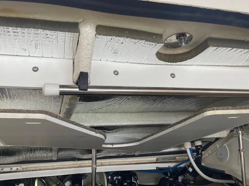 Slide: The Image of Sea Ray Sundancer 350 2018 - 53