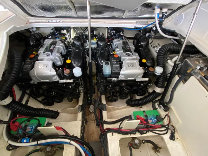 Slide: The Image of Sea Ray Sundancer 350 2018 - 54