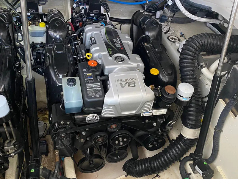 Slide: The Image of Sea Ray Sundancer 350 2018 - 55