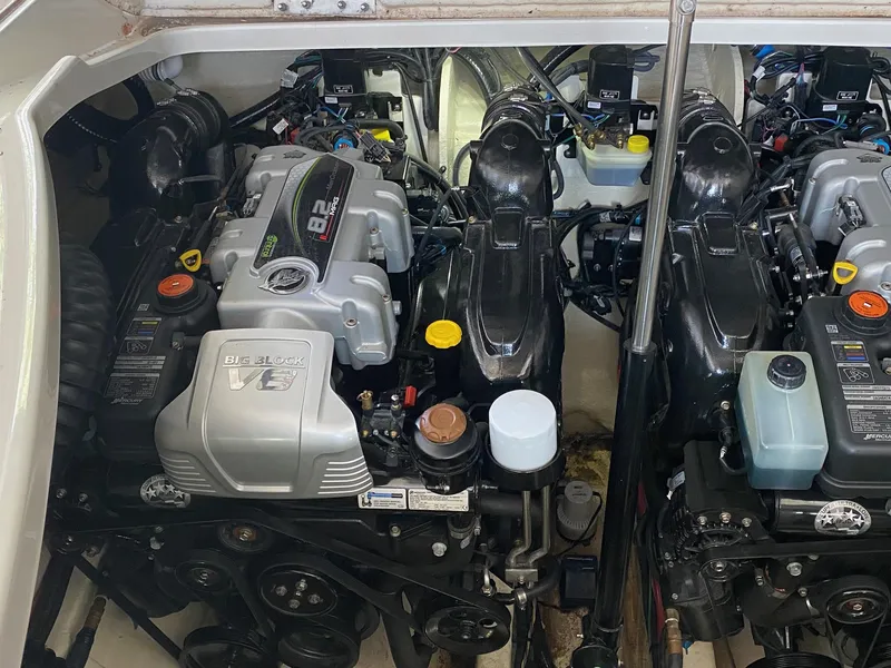 Slide: The Image of Sea Ray Sundancer 350 2018 - 56