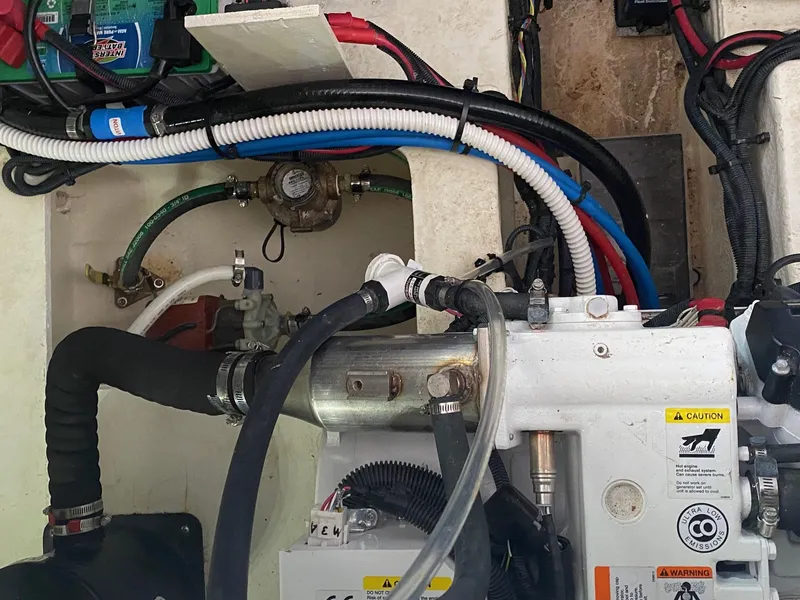 Slide: The Image of Sea Ray Sundancer 350 2018 - 57