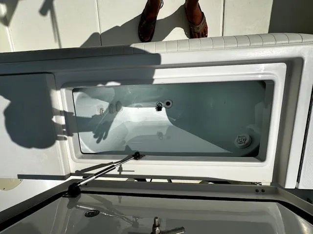 Slide: The Image of Livewell compartment on a 2008 Regulator 29 Forward Seating boat. - 21