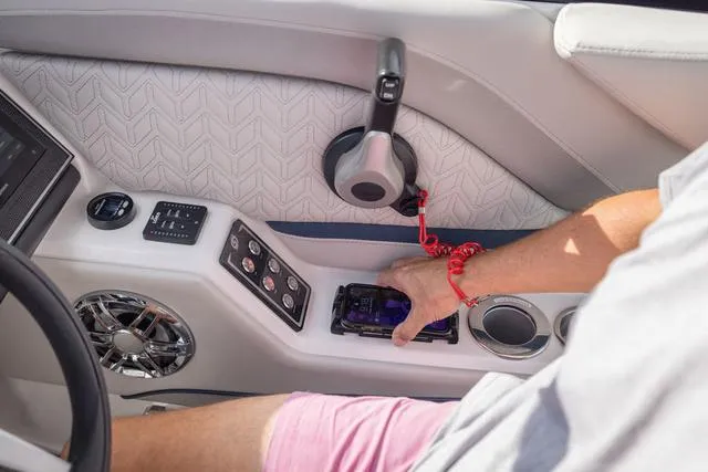 Slide: The Image of Hurricane SunDeck 2600 OB 2025 - 17