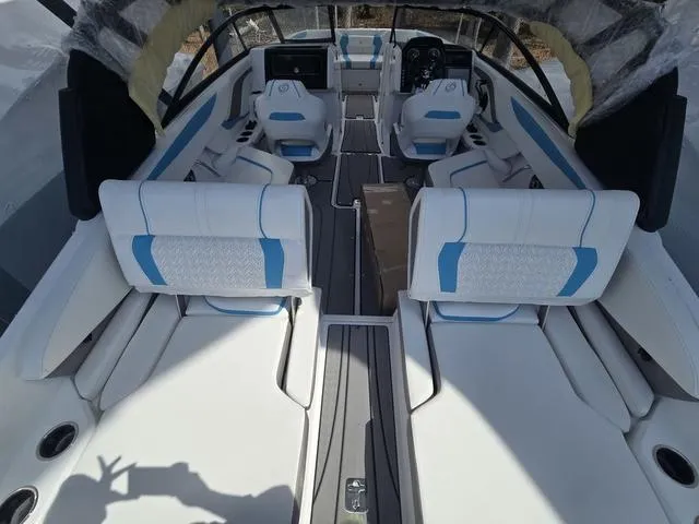 Slide: The Image of Hurricane SunDeck 2600 OB 2025 - 5