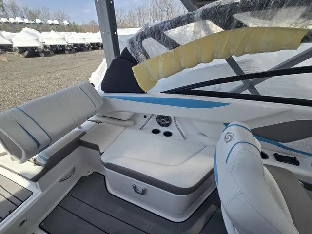 Slide: The Image of Hurricane SunDeck 2600 OB 2025 - 7