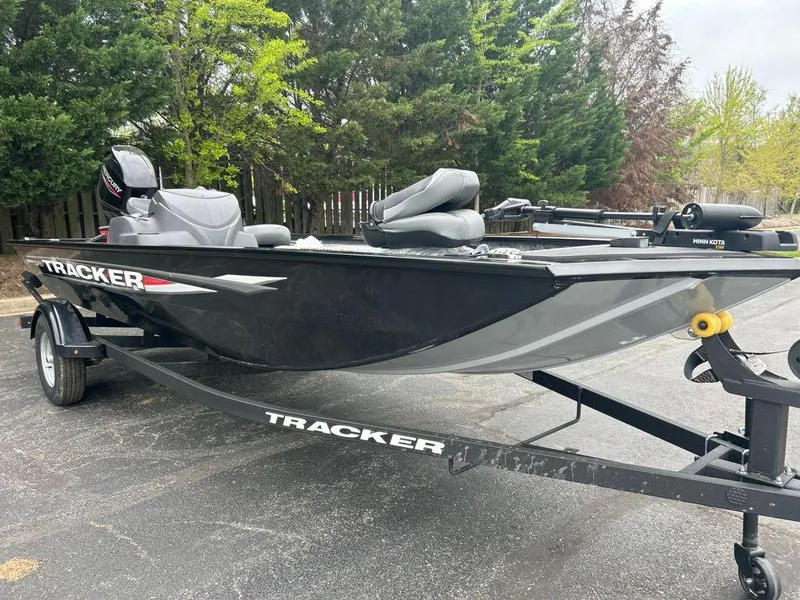 Slide: The Image of Tracker Pro 170 2025 - 61