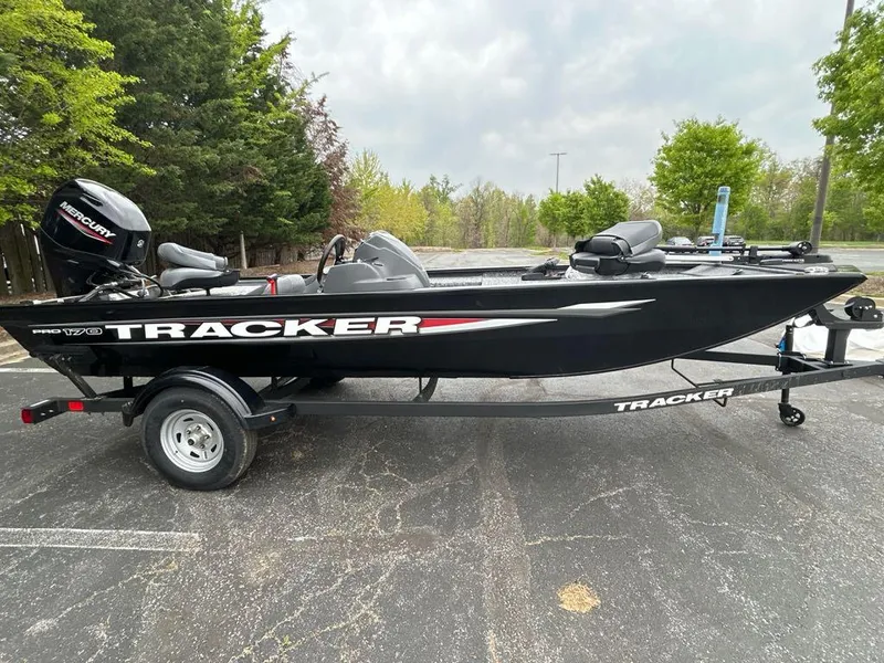 Slide: The Image of Tracker Pro 170 2025 - 62