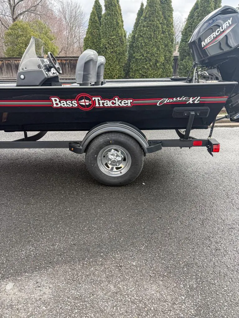 Slide: The Image of Tracker Bass Tracker Classic XL 2025 - 60