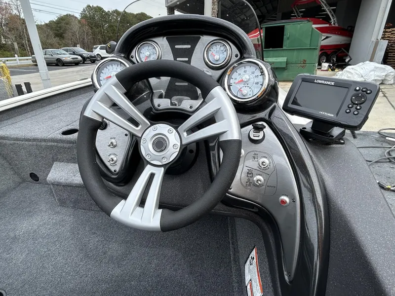 Slide: The Image of Bass Tracker PRO TEAM 175 TXW 2022 dashboard with steering wheel and gauges. - 4