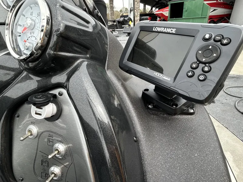 Slide: The Image of Bass Tracker PRO TEAM 175 TXW 2022 dashboard with Lowrance HOOK2 fish finder. - 7