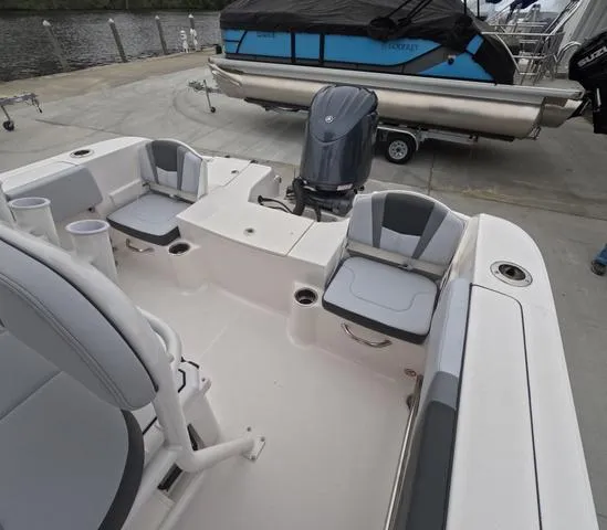 Slide: The Image of Robalo R200 In stock trailer included 2025 - 7