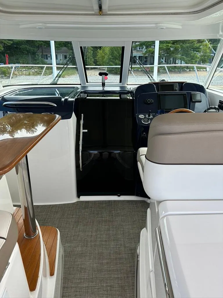 Slide: The Image of TIARA 31' Coronet, Hard top, Sun Roof, cockpit companion side table - 4