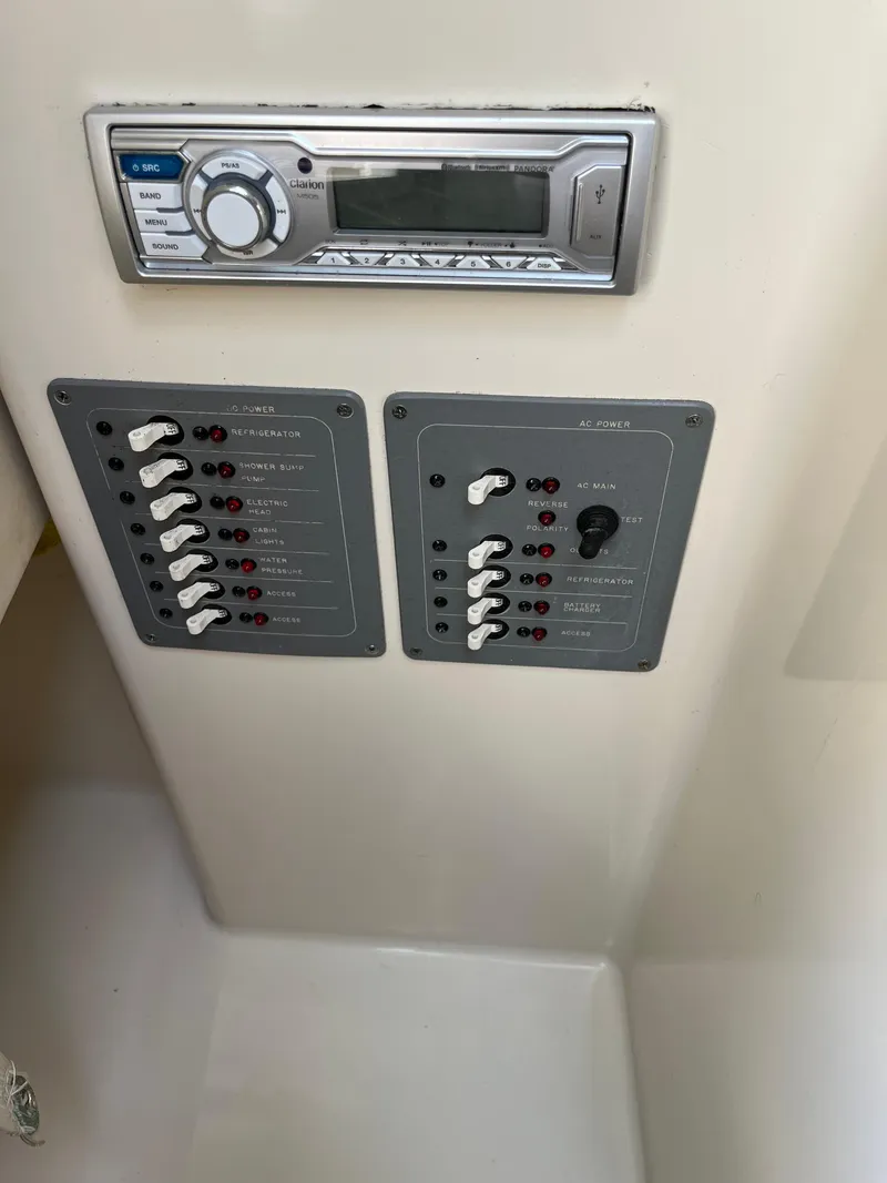 Slide: The Image of Control panel and stereo system on a 2000 Pursuit 2860 Denali boat. - 13