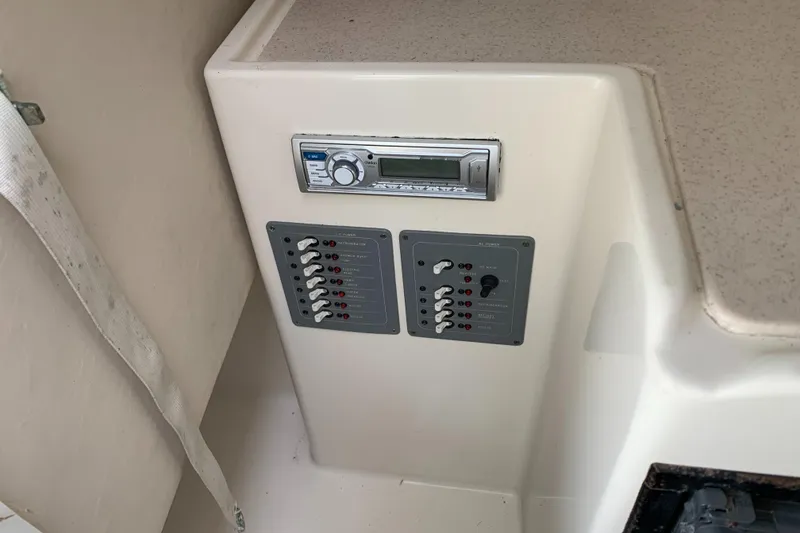 Slide: The Image of Control panel and stereo system on a 2000 Pursuit 2860 Denali boat. - 14