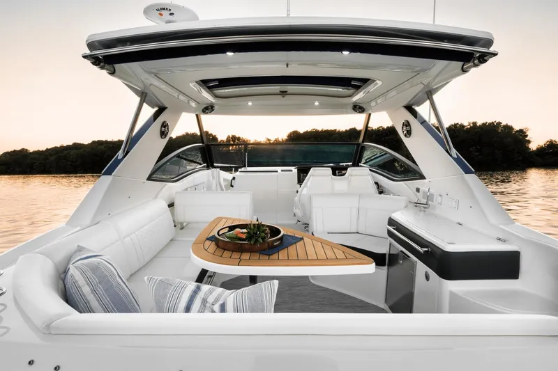 Slide: The Image of Sea Ray 320 Sundancer 2025 - 12