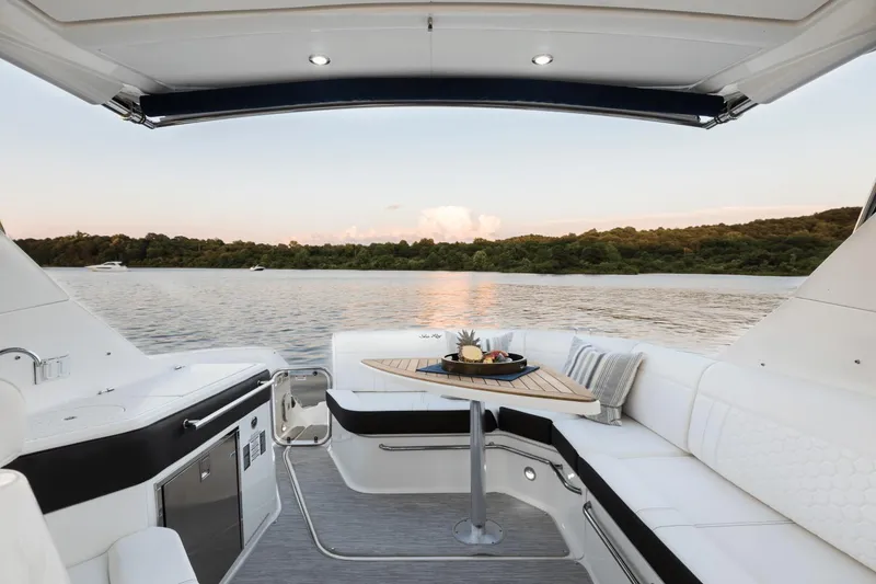 Slide: The Image of Sea Ray 320 Sundancer 2025 - 13