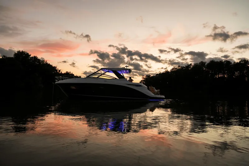 Slide: The Image of Sea Ray 320 Sundancer 2025 - 44