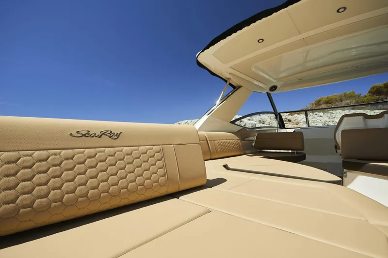 Slide: The Image of Sea Ray 320 Sundancer 2025 - 73
