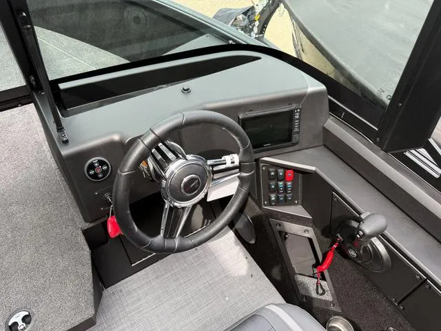 Slide: The Image of Alumacraft Competitor 175X Sport 2025 - 15