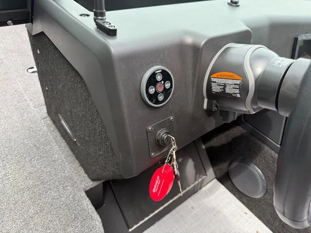 Slide: The Image of Alumacraft Competitor 175X Sport 2025 - 16